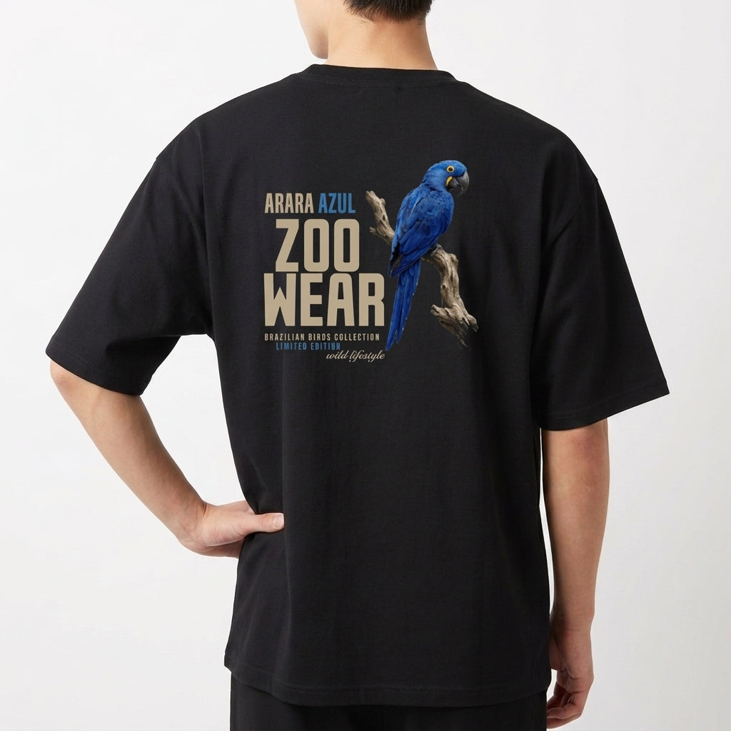 Camiseta com estampa frontal de arara azul acompanhada de um pequeno texto curvado e estampa traseira de arara azul sobre galho com texto em destaque.