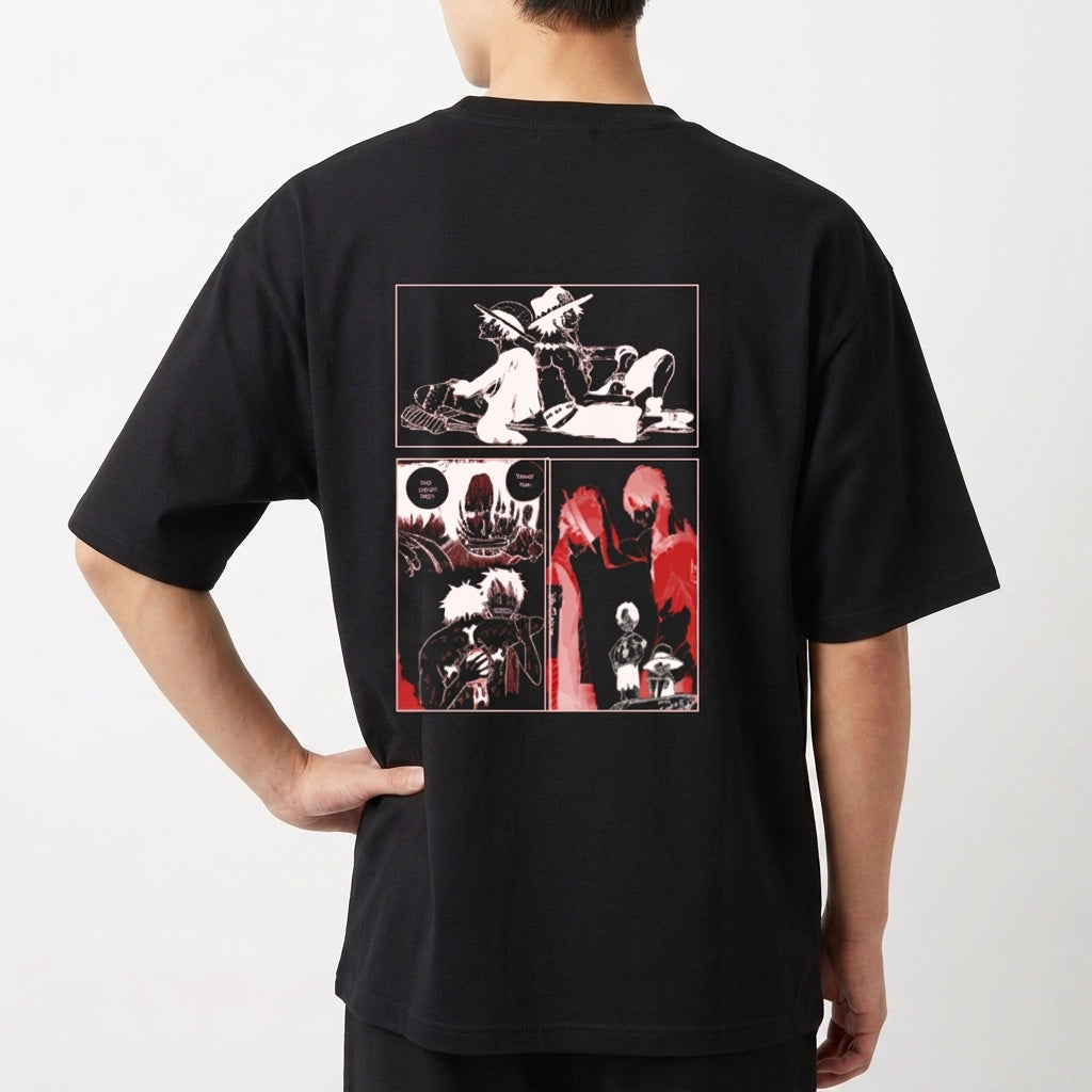 Camiseta com estampa frontal de personagem em posição dinâmica com texto em estilo japonês, e estampa traseira de quadrinhos com cenas e personagens em contraste.