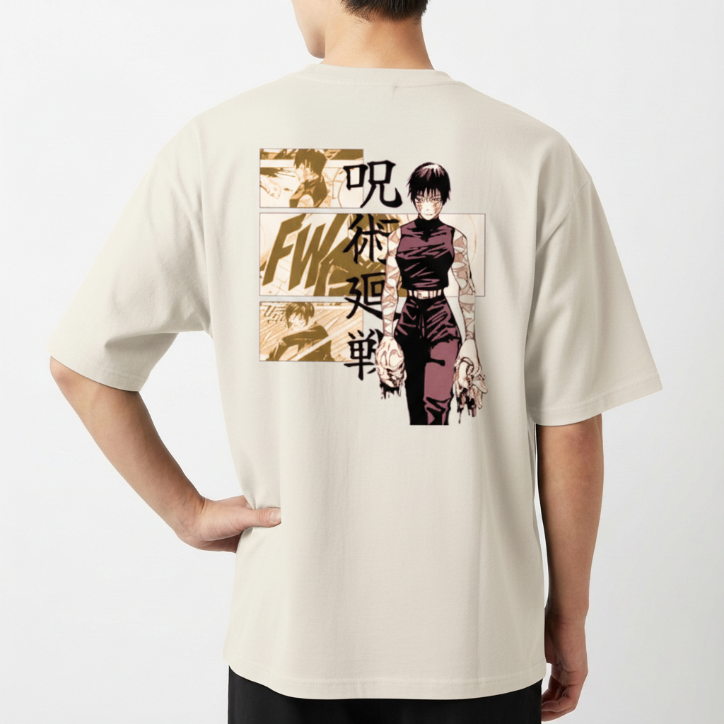 Camiseta com estampa frontal de um personagem de cabelo encaracolado em close-up e estampa traseira de um personagem em posição de ação com arte em quadrinhos.