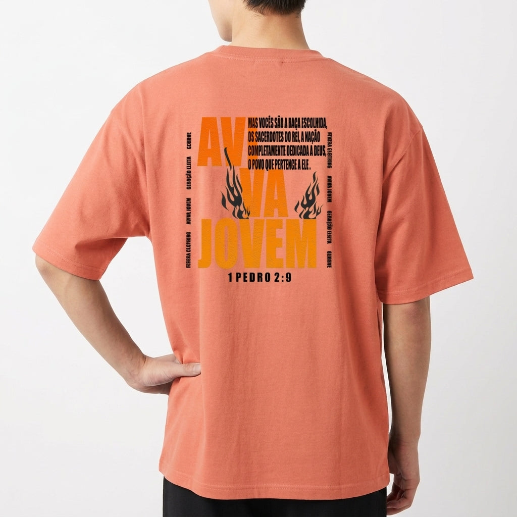 Camiseta com estampa frontal de texto circular "MOVE" e estampa traseira de texto "AVIVA JOVEM" com chamas e citação bíblica de 1 Pedro 2:9.