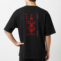 Camiseta com estampa frontal de um emblema circular detalhado em preto e vermelho e estampa traseira de espada estilizada com texto em japonês em vermelho.