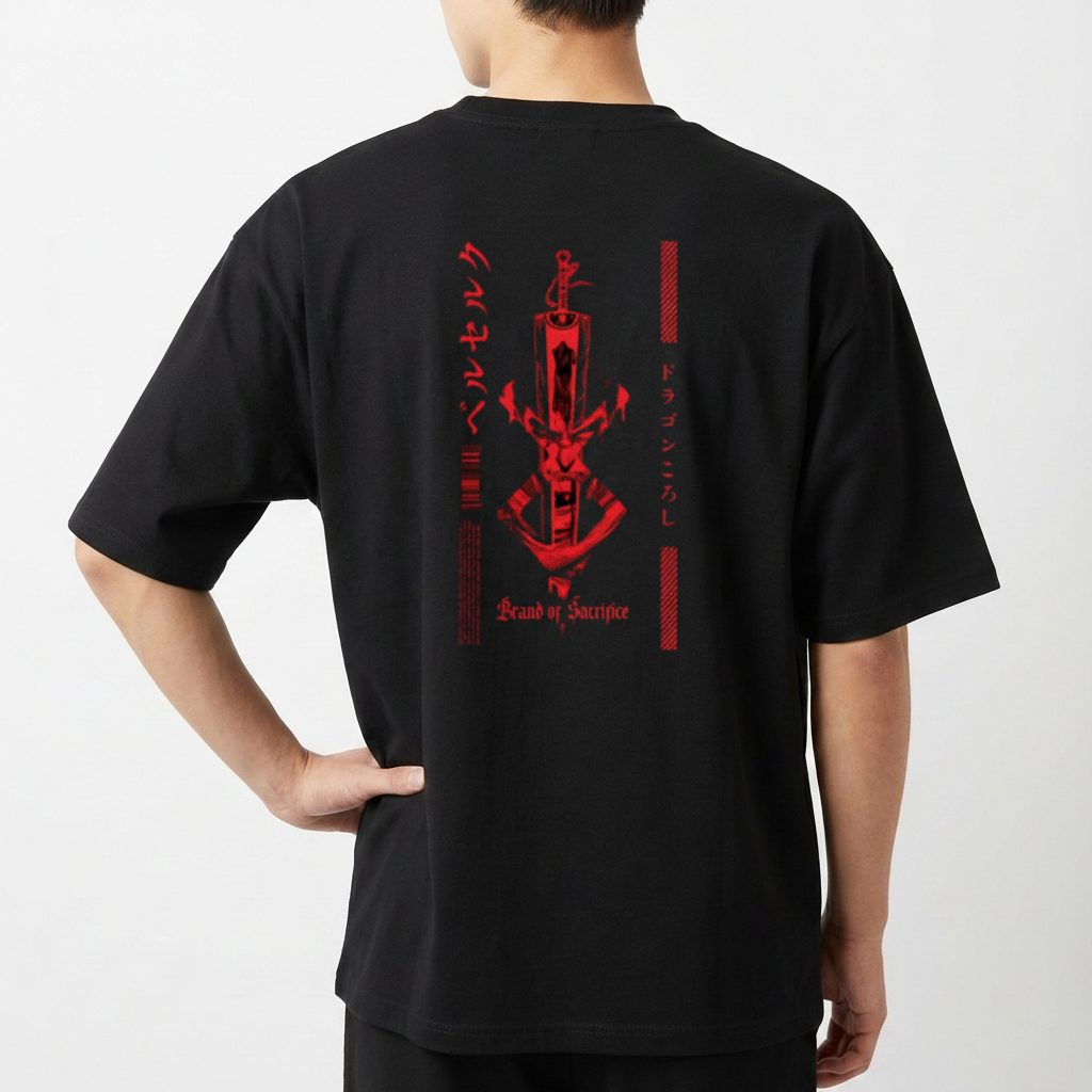Camiseta com estampa frontal de um emblema circular detalhado em preto e vermelho e estampa traseira de espada estilizada com texto em japonês em vermelho.