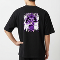 Camiseta com estampa frontal de duas cabeças de veados adornadas com flores, e estampa traseira de dois personagens sobre um fundo de kanjis e papéis.
