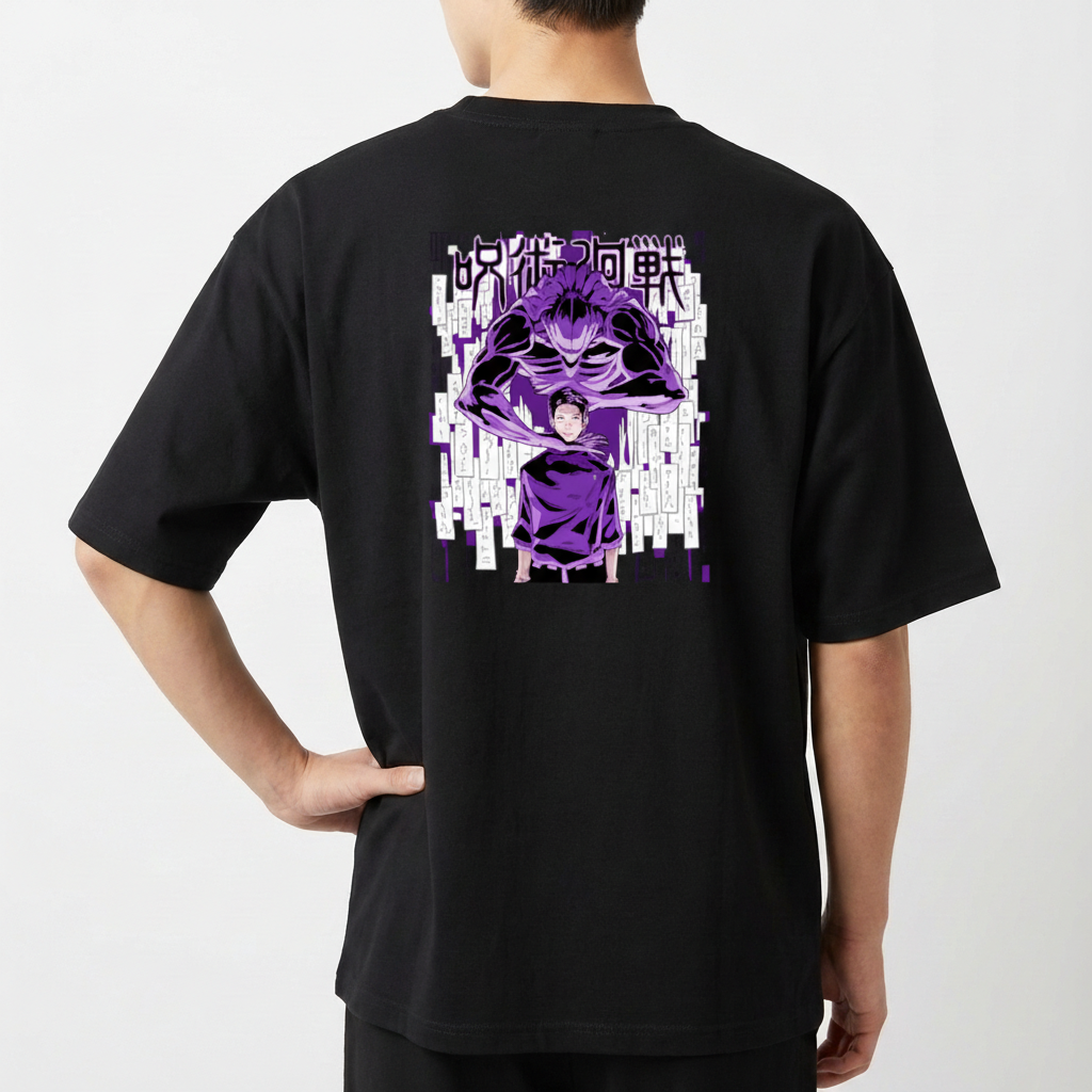 Camiseta com estampa frontal de duas cabeças de veados adornadas com flores, e estampa traseira de dois personagens sobre um fundo de kanjis e papéis.