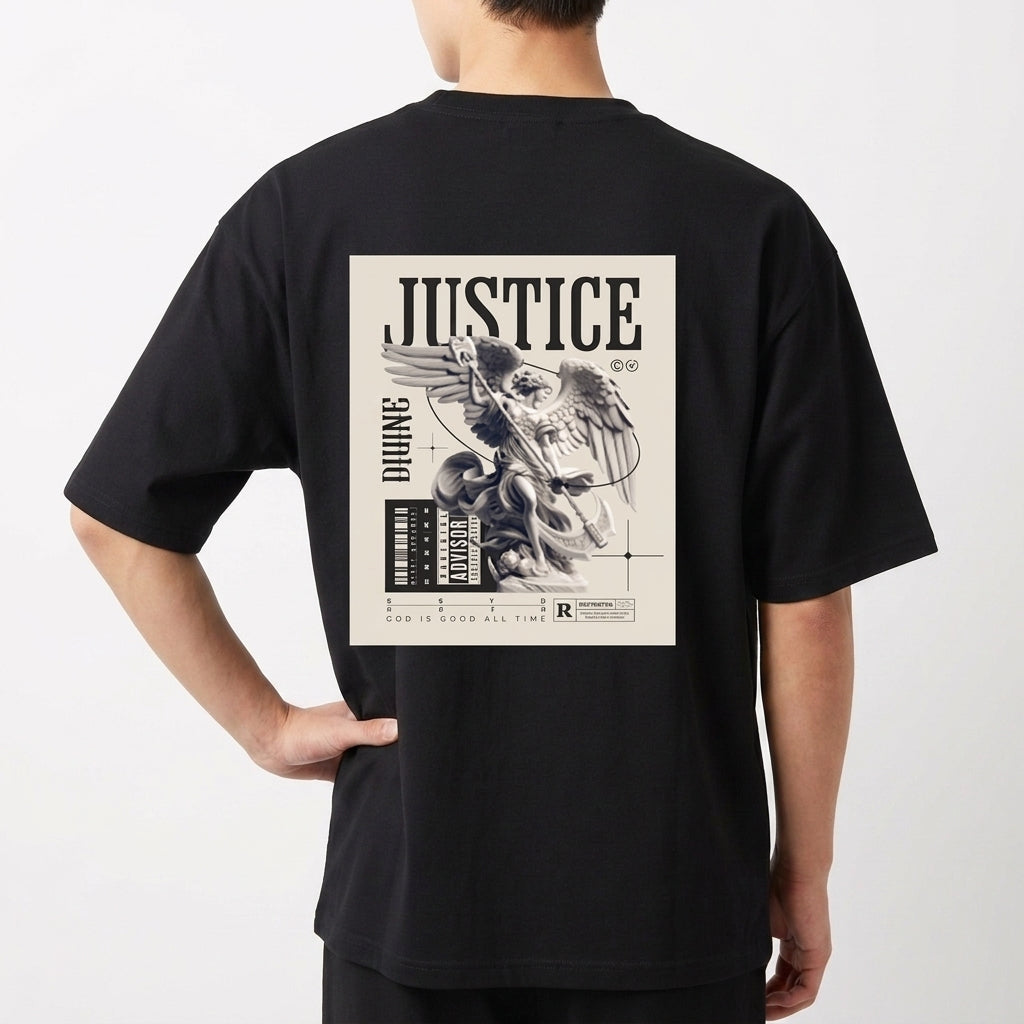 Camiseta com estampa frontal de lettering estilizado "God is Good" e estampa traseira de ilustração de anjo com a palavra "Justice" e detalhes de texto.