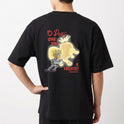 Camiseta com estampa traseira de um personagem blindado enfrentando uma criatura dourada e a frase estilizada "O Deus que vai à frente! 2 Samuel 5:24".