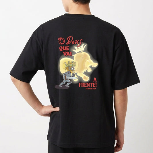 Camiseta com estampa traseira de um personagem blindado enfrentando uma criatura dourada e a frase estilizada "O Deus que vai à frente! 2 Samuel 5:24".