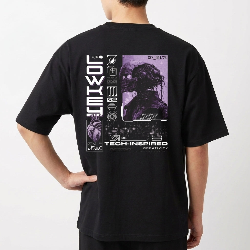 Camiseta com estampa frontal de duas caveiras cruzadas estilizadas e estampa traseira de design futurista com figura robótica, textos e elementos geométricos.