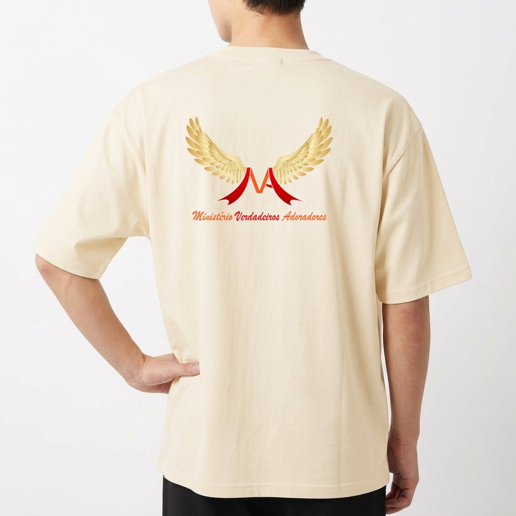 Camiseta com estampa frontal de asas douradas e um "M" vermelho, com texto "Ministério Verdadeiros Adoradores" e estampa traseira similar.