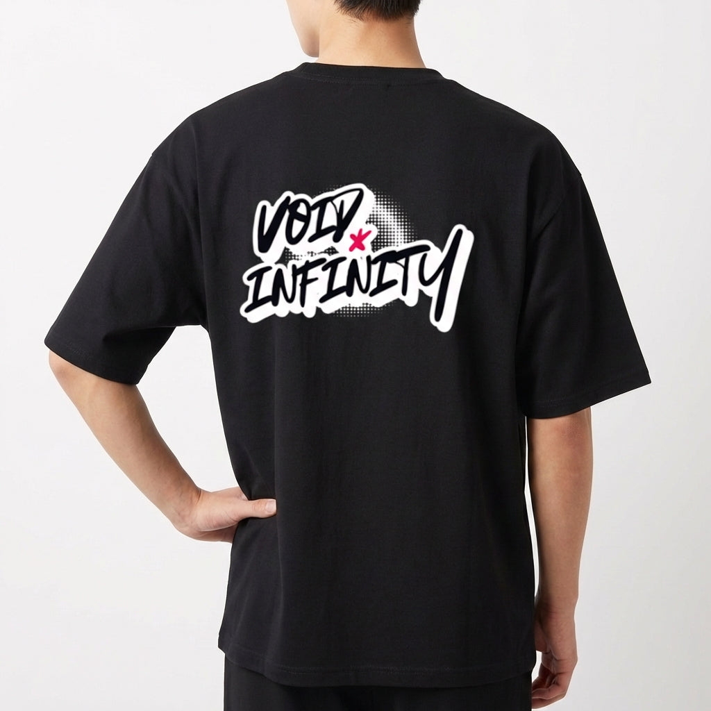 Camiseta com estampa traseira de texto estilizado "Void Infinity" com efeito de sombra pontilhada e um pequeno detalhe em forma de estrela.