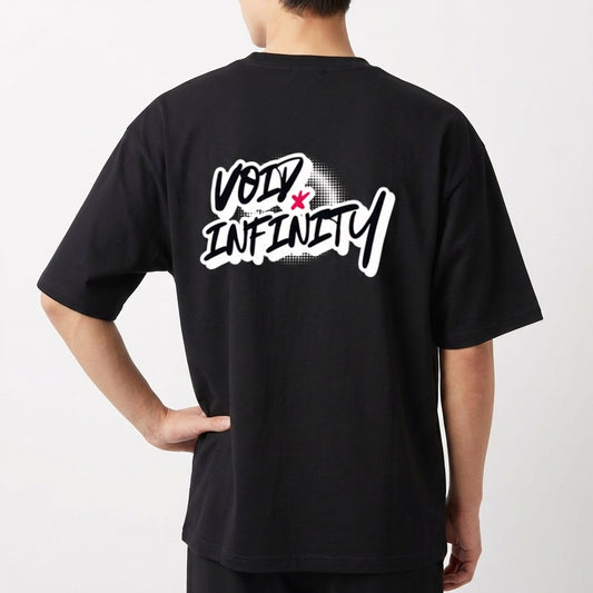 Camiseta com estampa traseira de texto estilizado "Void Infinity" com efeito de sombra pontilhada e um pequeno detalhe em forma de estrela.