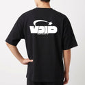 Camiseta com estampa traseira de logotipo estilizado "VOID INFINITY", acompanhada por um arco e uma estrela, criando um visual dinâmico e moderno.