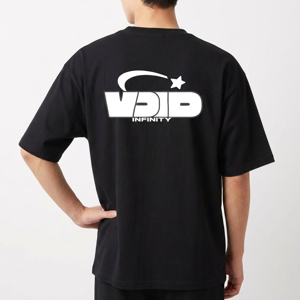 Camiseta com estampa traseira de logotipo estilizado "VOID INFINITY", acompanhada por um arco e uma estrela, criando um visual dinâmico e moderno.