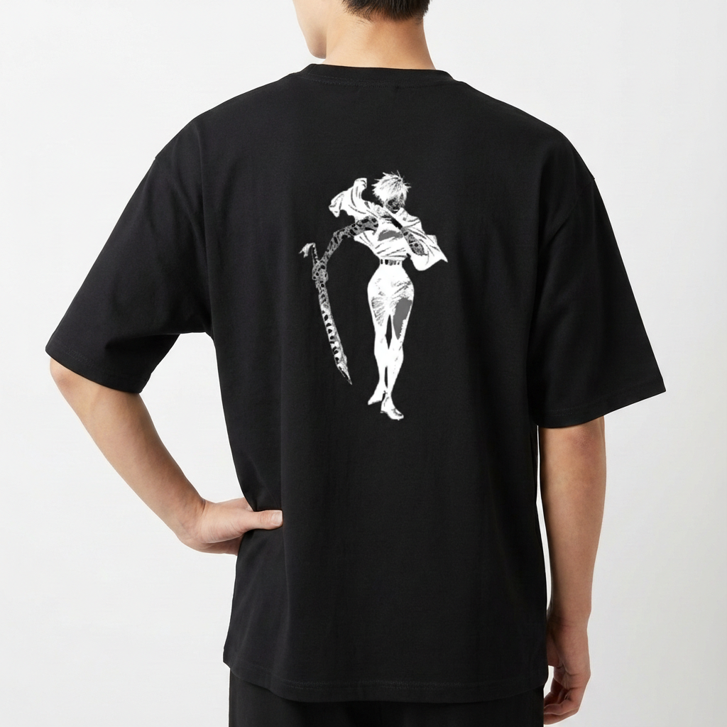 Camiseta com estampa frontal de texto estilizado e estampa traseira de figura detalhada empunhando uma espada curva, em pose dinâmica e marcante.