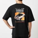 Camiseta com estampa traseira de carro conversível em perspectiva traseira, repetição do nome "Porsche", elementos gráficos futuristas e texto descritivo.