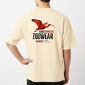 Camiseta com estampa frontal de pássaro em voo com texto curvo e estampa traseira de pássaro em voo acima de frases em destaque, incluindo "GUARA VERMELHO".