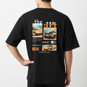 Camiseta com estampa traseira de montagem gráfica com carros esportivos sobre fundo de nuvens, texto estilizado "the art", e elementos geométricos decorativos.