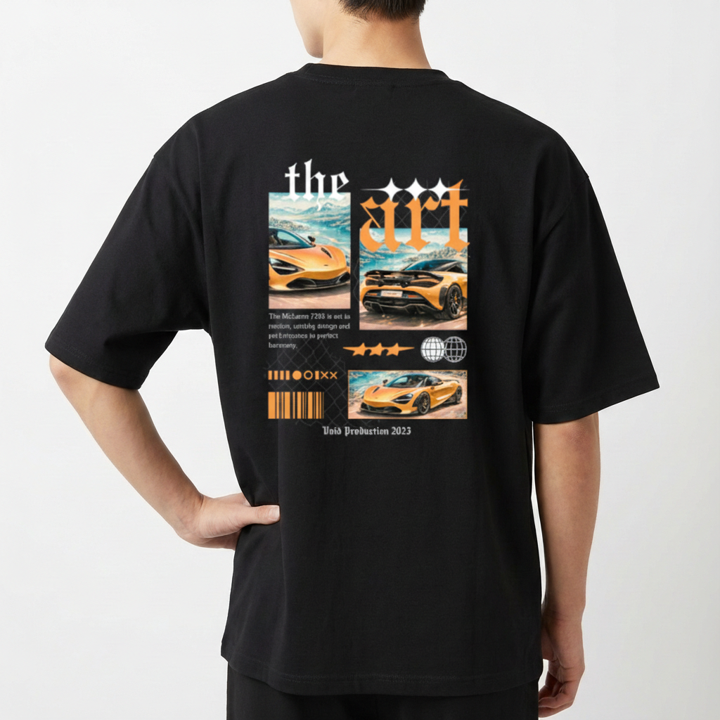 Camiseta com estampa traseira de montagem gráfica com carros esportivos sobre fundo de nuvens, texto estilizado "the art", e elementos geométricos decorativos.