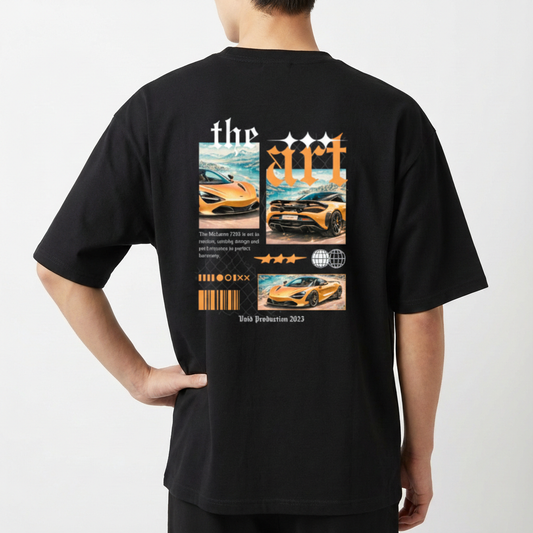 Camiseta com estampa traseira de montagem gráfica com carros esportivos sobre fundo de nuvens, texto estilizado "the art", e elementos geométricos decorativos.