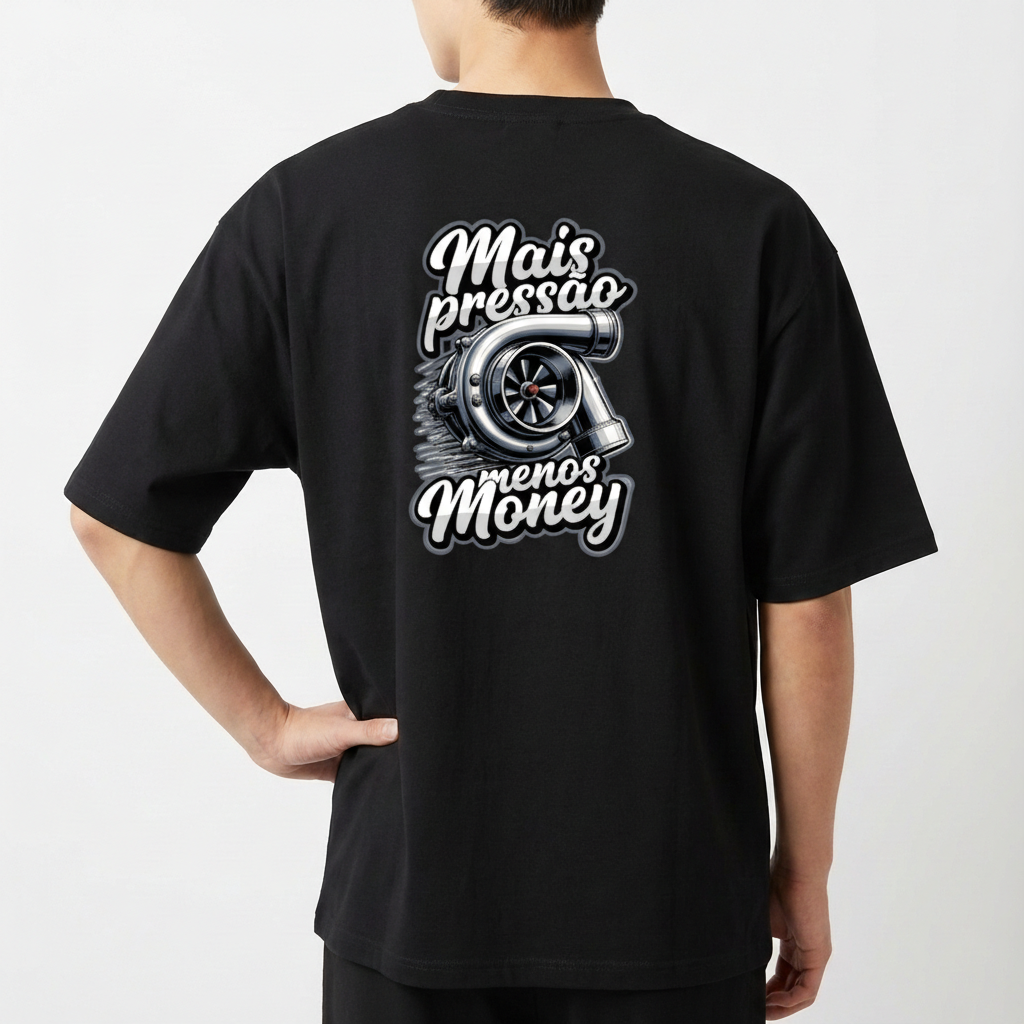 Camiseta com estampa frontal de um motor turbo estilizado e frase "Mais pressão, menos money" e estampa traseira detalhada com mesma temática.