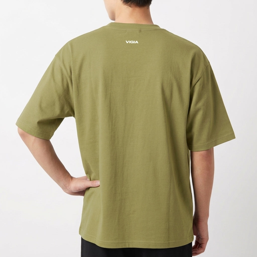 Camiseta com estampa frontal de um desenho de fogo cercado pelas palavras "eu dos fúria chaos" e estampa traseira com a palavra "vigia".
