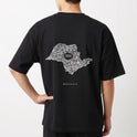 Camiseta com estampa frontal de texto verticalizado "A. SP. PAS" e estampa traseira de mapa estilizado com "1554" no centro, acompanhado de "São Paulo".