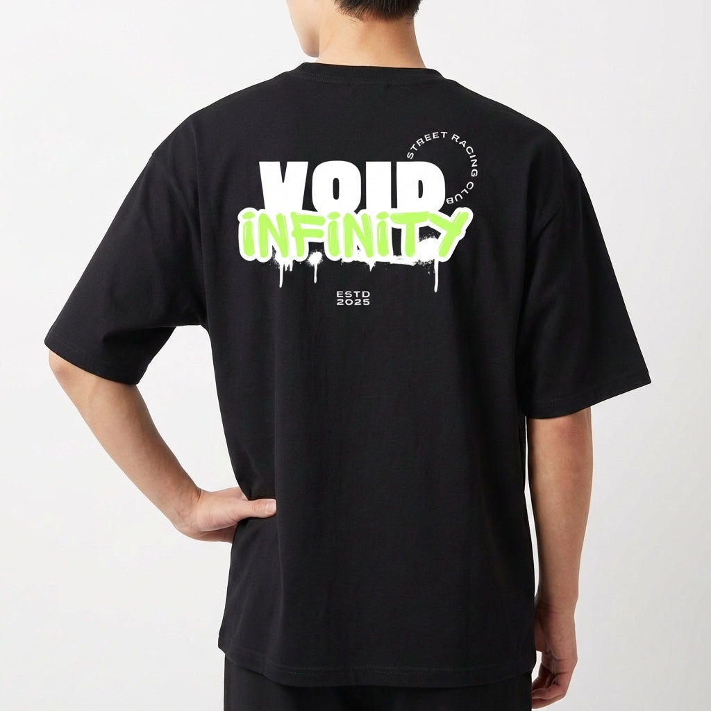 Camiseta com estampa traseira de "VOID INFINITY" com efeito de tinta escorrendo, acompanhada por "STREET RACING CLUB" em arco e "ESTD 2023" abaixo.