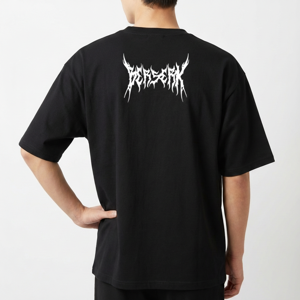 Camiseta com estampa frontal de personagem em armadura detalhada e estampa traseira com texto estilizado em escrita gótica chamativa.