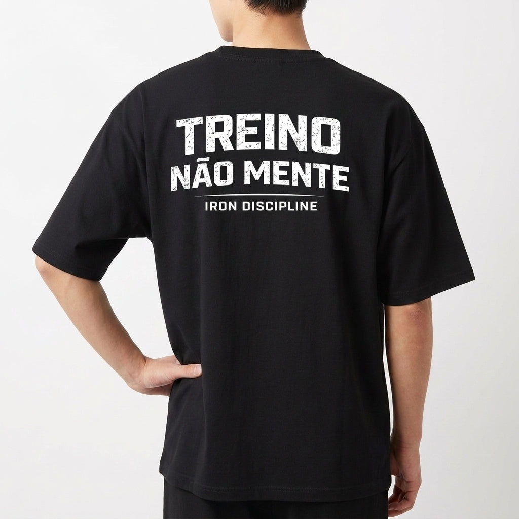 Camiseta com estampa frontal de "IRON DISCIPLINE" em estilo metálico e estampa traseira de "TREINO NÃO MENTE" em letras grandes, acompanhada por "IRON DISCIPLINE".