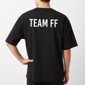 Camiseta com estampa frontal de "TIFF" estilizado e estampa traseira de "TEAM FF" em letras maiúsculas.