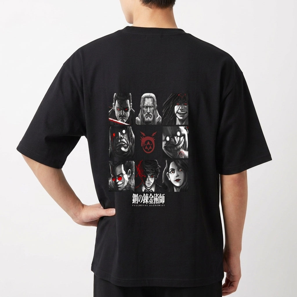 Camiseta com estampa frontal de círculo com dragão e símbolo geométrico, e estampa traseira de nove personagens em preto e branco com detalhes vermelhos.