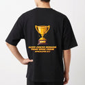 Camiseta com estampa frontal de troféu e estampa traseira de troféu maior acompanhado da frase "QUEM VENCER HERDARÁ TODAS ESSAS COISAS APOCALIPSE 21:7".