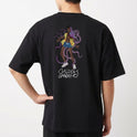 Camiseta com estampa frontal de "Telegraph Ave, Oakland" e estampa traseira de personagem estilizado com tentáculos e texto "Childish Gambino".