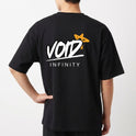 Camiseta com estampa traseira de texto "VOID" em estilo gráfico, estrela laranja estilizada no canto superior direito e palavra "INFINITY" logo abaixo.