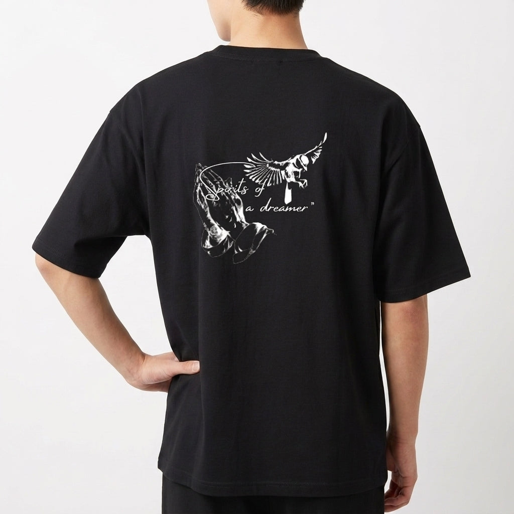 Camiseta com estampa frontal de logotipo com texto estilizado e estampa traseira de imagem de um pássaro em voo com frase artística integrada.