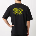 Camiseta com estampa frontal de lettering "Deus é bom" em estilo caligráfico detalhado e estampa traseira idêntica, porém em tamanho ampliado.