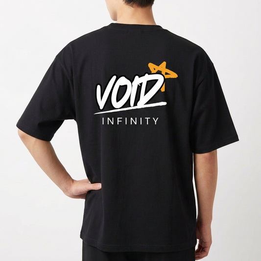 Camiseta com estampa traseira de "VOID INFINITY" em letras estilizadas, acompanhada de uma estrela geométrica destacada acima da palavra "VOID".