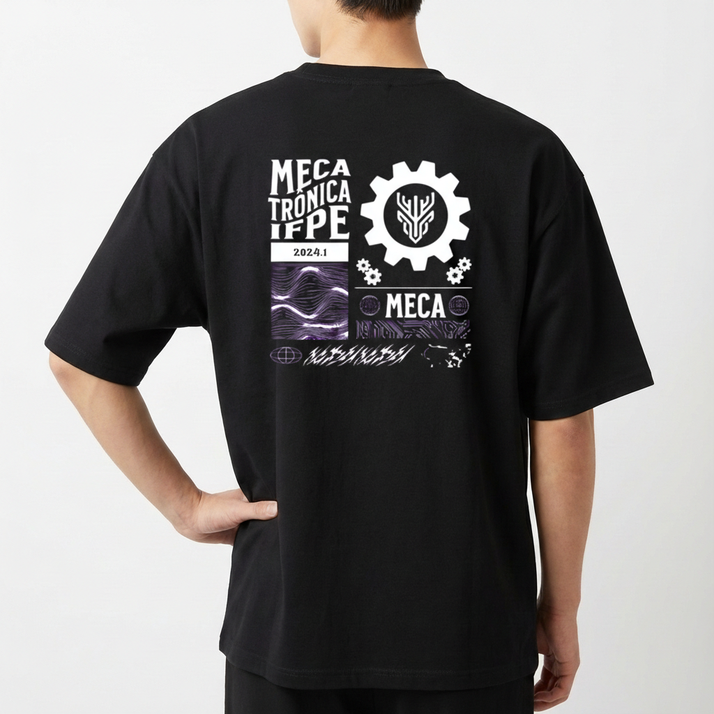 Camiseta com estampa frontal de logotipo e texto "Instituto Federal Pernambuco Campus Caruaru" e estampa traseira com engrenagem, gráficos e texto "Mecatrônica IFPE 2023.1".