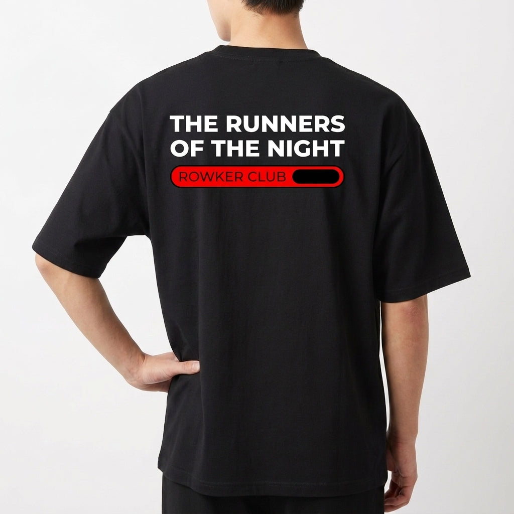 Camiseta com estampa frontal de "THE RUNNERS OF THE NIGHT" no canto superior e estampa traseira com mesma frase acompanhada de barra e "ROWKER CLUB".