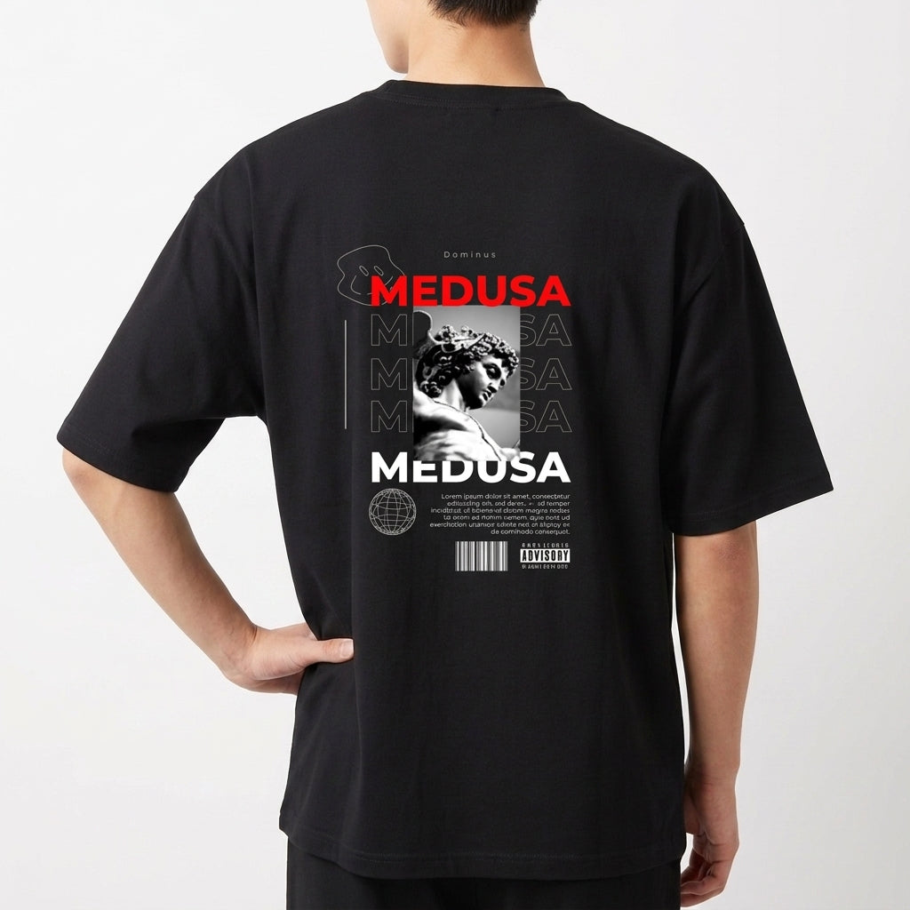 Camiseta com estampa frontal de coelho estilizado sobre a palavra "Dominus" e estampa traseira com texto "Medusa", foto clássica e elementos gráficos modernos.
