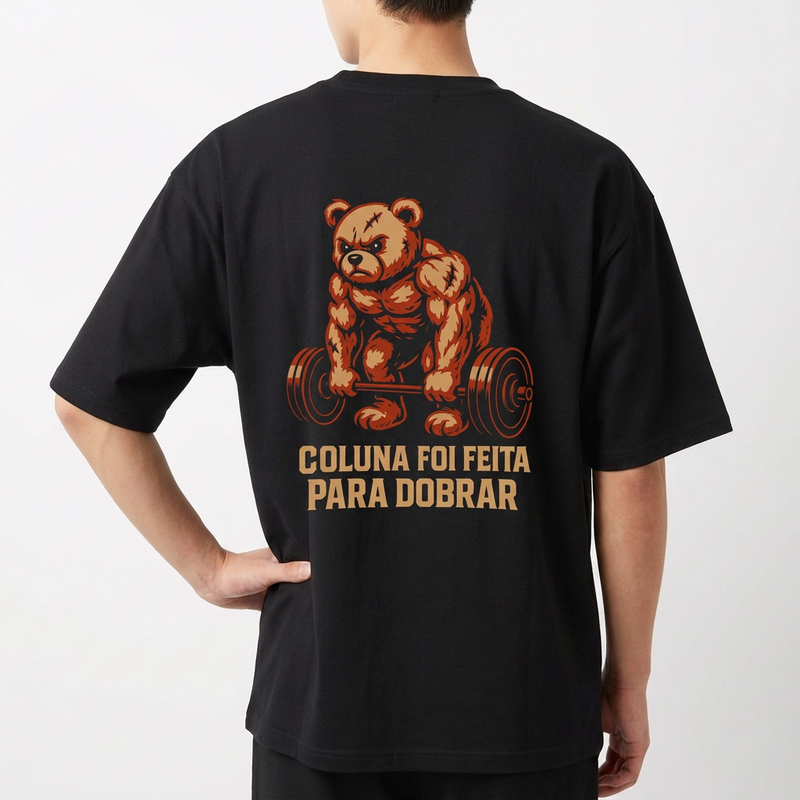 Camiseta com estampa frontal de letras estilizadas em destaque e estampa traseira de urso musculoso levantando peso, acompanhada pela frase motivacional.