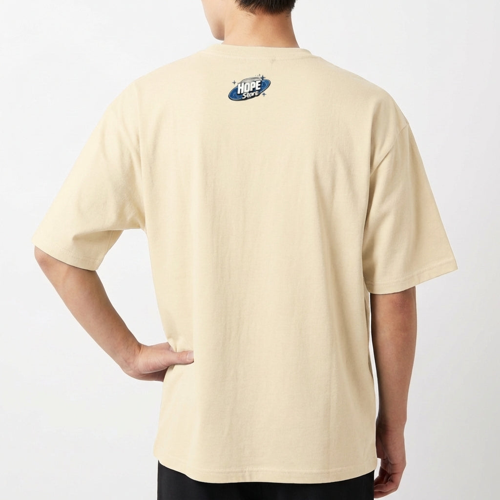 Camiseta com estampa frontal de texto "ÁGUAS PROFUNDAS" com âncora e elementos marítimos, e estampa traseira com pequeno logotipo "HOPE" estilizado.