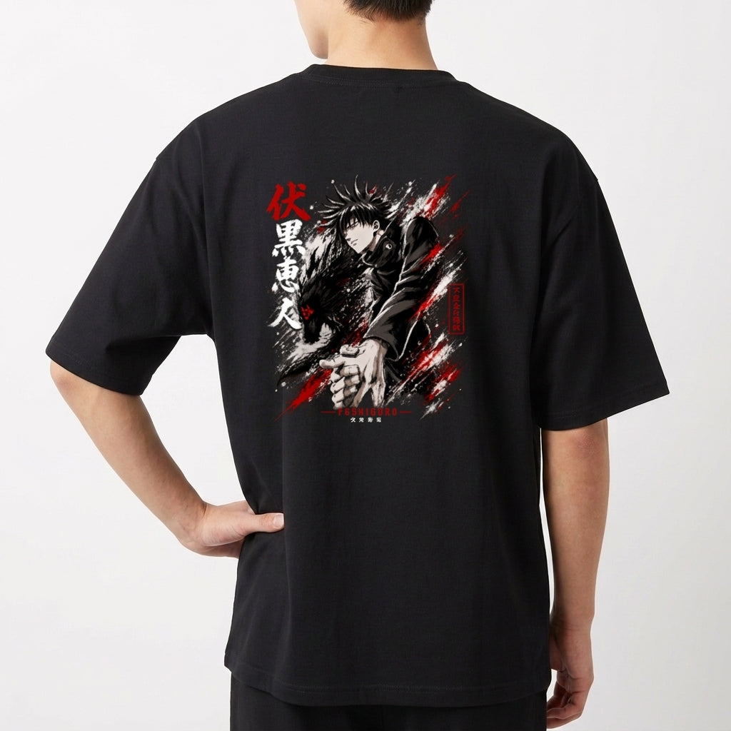 Camiseta com estampa frontal de símbolo e texto estilizado "KAGE" e estampa traseira de personagem em pose dinâmica com traços fluidos e caracteres.