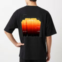 Camiseta com estampa frontal de “323” em estilo neon e estampa traseira de design tipográfico laranja vibrante com frase inspiradora tridimensional.