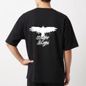 Camiseta com estampa frontal de caveira minimalista e estampa traseira de águia em voo com detalhes abstratos e texto estilizado "Rage Boys".