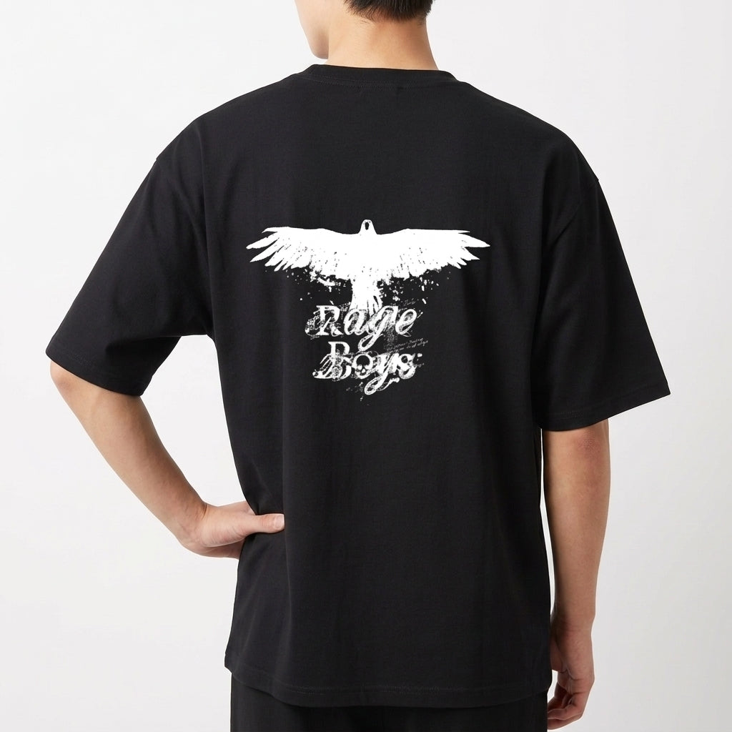 Camiseta com estampa frontal de caveira minimalista e estampa traseira de águia em voo com detalhes abstratos e texto estilizado "Rage Boys".