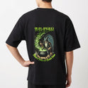 Camiseta com estampa frontal de tipografia criativa "Malavasi" e estampa traseira de feiticeiro com caldeirão e inscrições mágicas detalhadas.