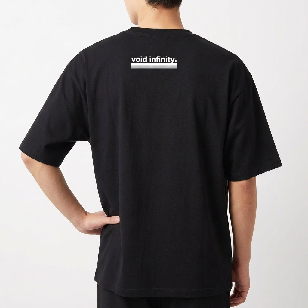 Camiseta com estampa traseira de texto pequeno centrado contendo as palavras "void infinity." sob uma linha horizontal.