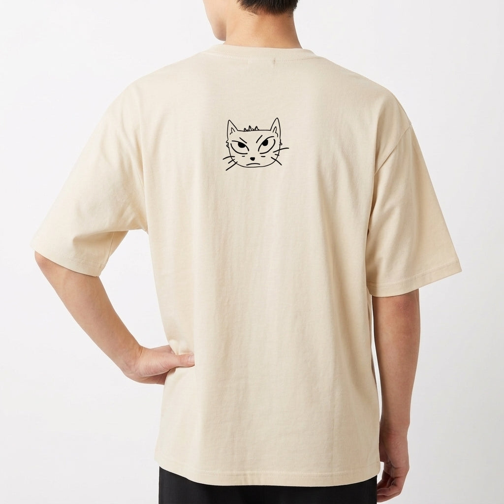 Camiseta com estampa frontal de nove rostos de gatos variados, um deles usando óculos, e estampa traseira de um rosto de gato com expressão séria.