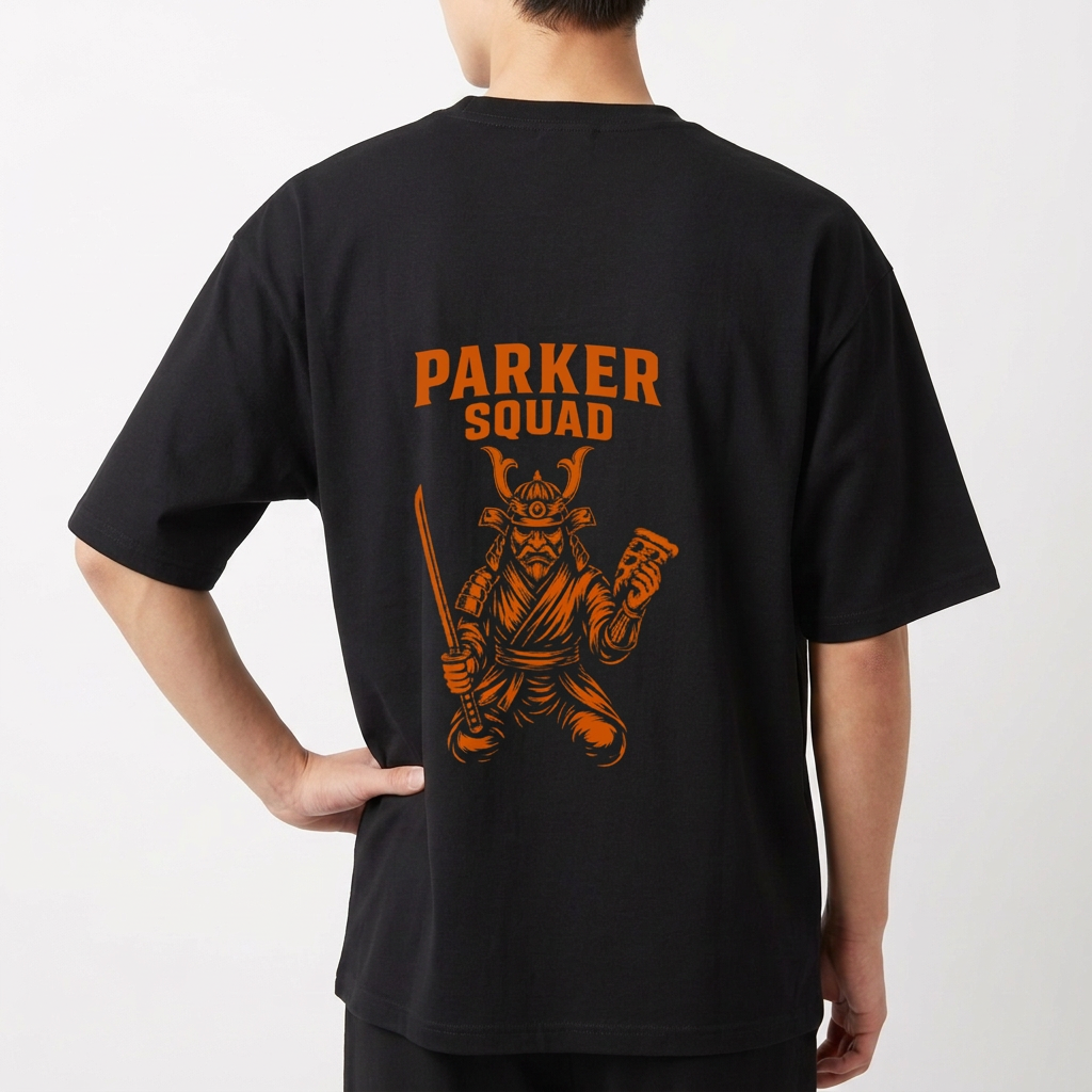 Camiseta com estampa frontal de um logotipo minimalista "PK" e estampa traseira de um guerreiro samurai com espada empunhada, acompanhado do texto "Parker Squad".